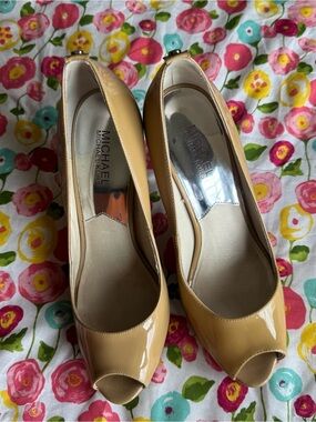 Size 9 women’s Michael kors tan heels